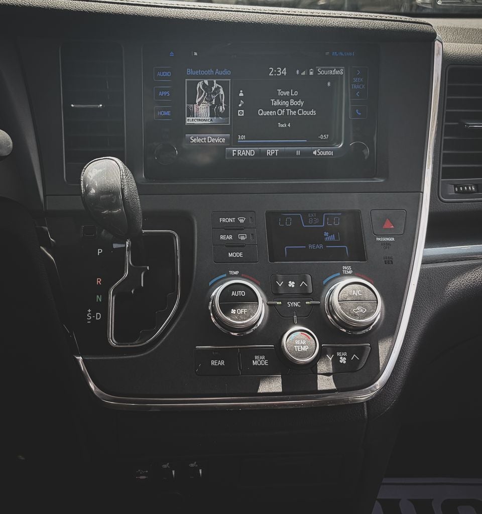 2016 Toyota Sienna SE 8 Passenger