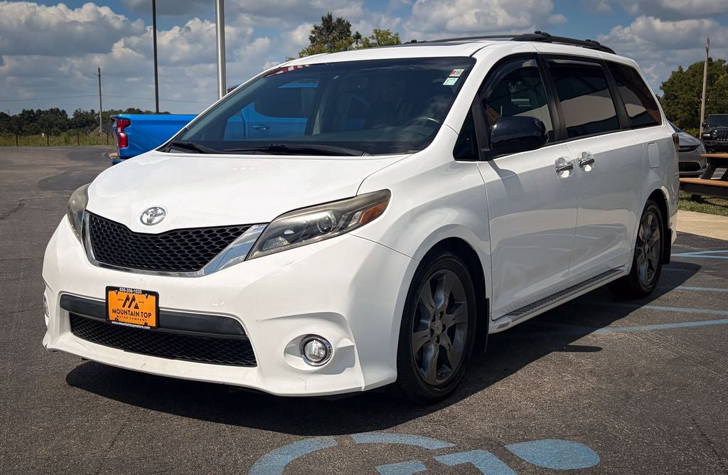 2016 Toyota Sienna SE 8 Passenger
