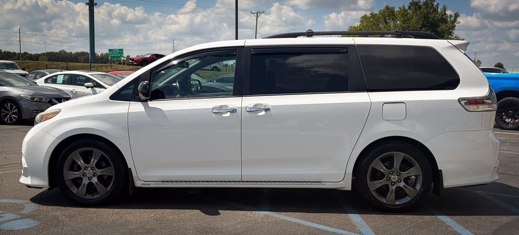 2016 Toyota Sienna SE 8 Passenger