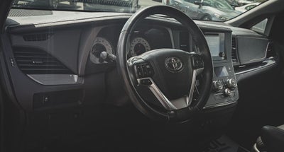 2016 Toyota Sienna SE 8 Passenger