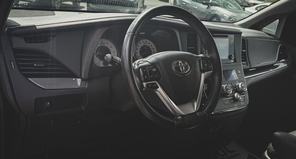 2016 Toyota Sienna SE 8 Passenger