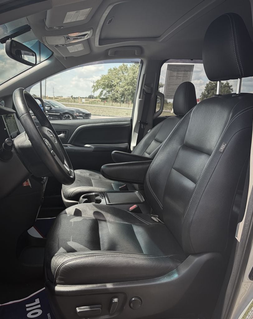 2016 Toyota Sienna SE 8 Passenger