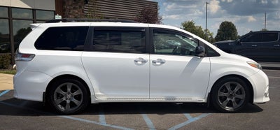 2016 Toyota Sienna SE 8 Passenger