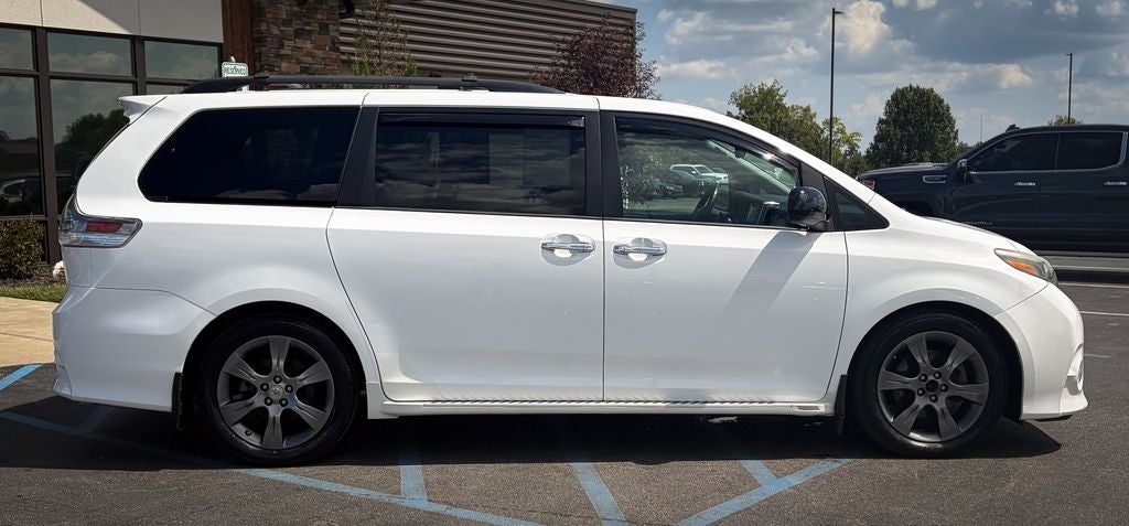 2016 Toyota Sienna SE 8 Passenger