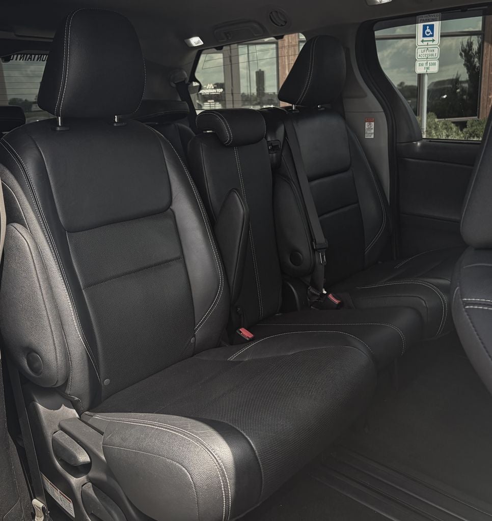 2016 Toyota Sienna SE 8 Passenger