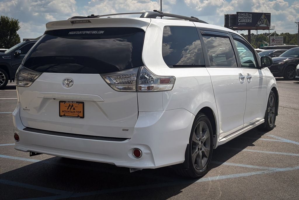 2016 Toyota Sienna SE 8 Passenger