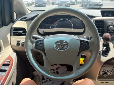 2013 Toyota Sienna XLE 8 Passenger