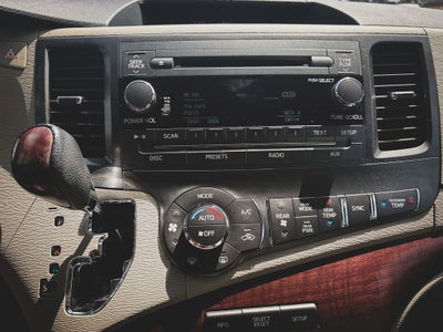 2013 Toyota Sienna XLE 8 Passenger