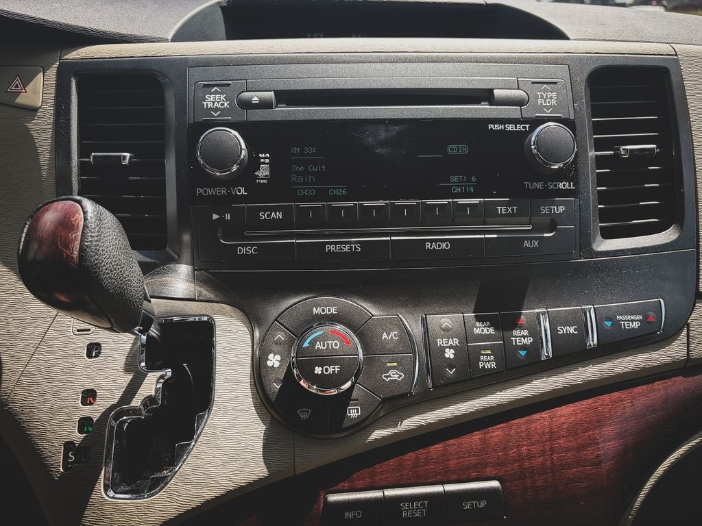 2013 Toyota Sienna XLE 8 Passenger