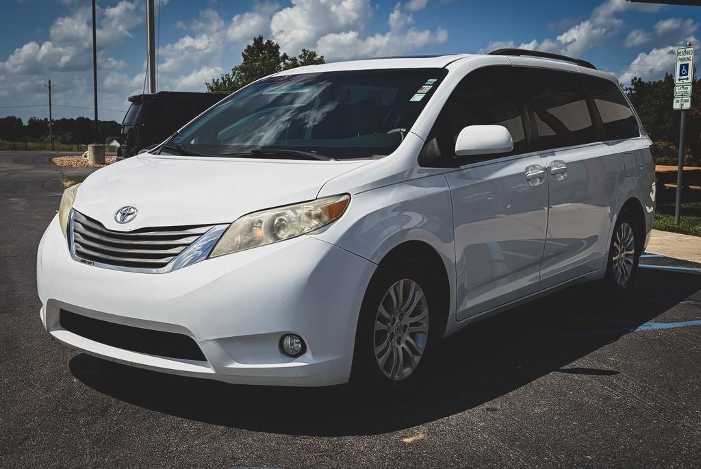 2013 Toyota Sienna XLE 8 Passenger