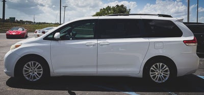 2013 Toyota Sienna XLE 8 Passenger
