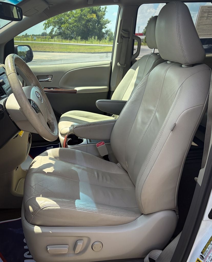 2013 Toyota Sienna XLE 8 Passenger