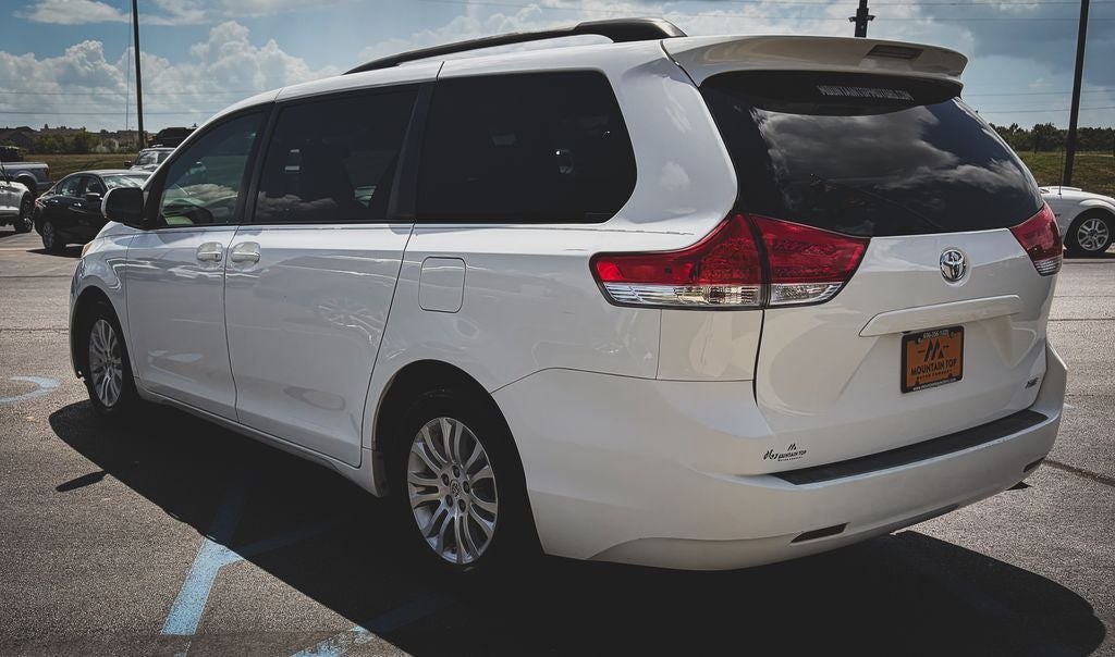 2013 Toyota Sienna XLE 8 Passenger