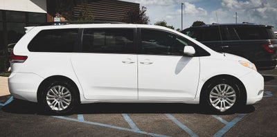 2013 Toyota Sienna XLE 8 Passenger