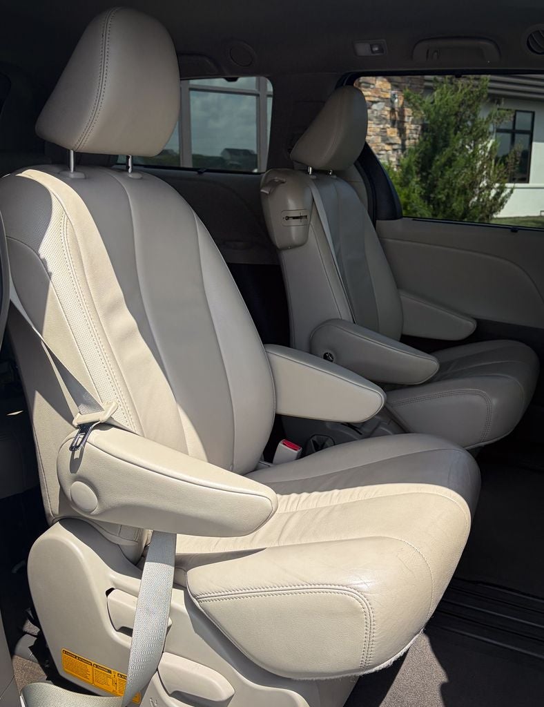 2013 Toyota Sienna XLE 8 Passenger