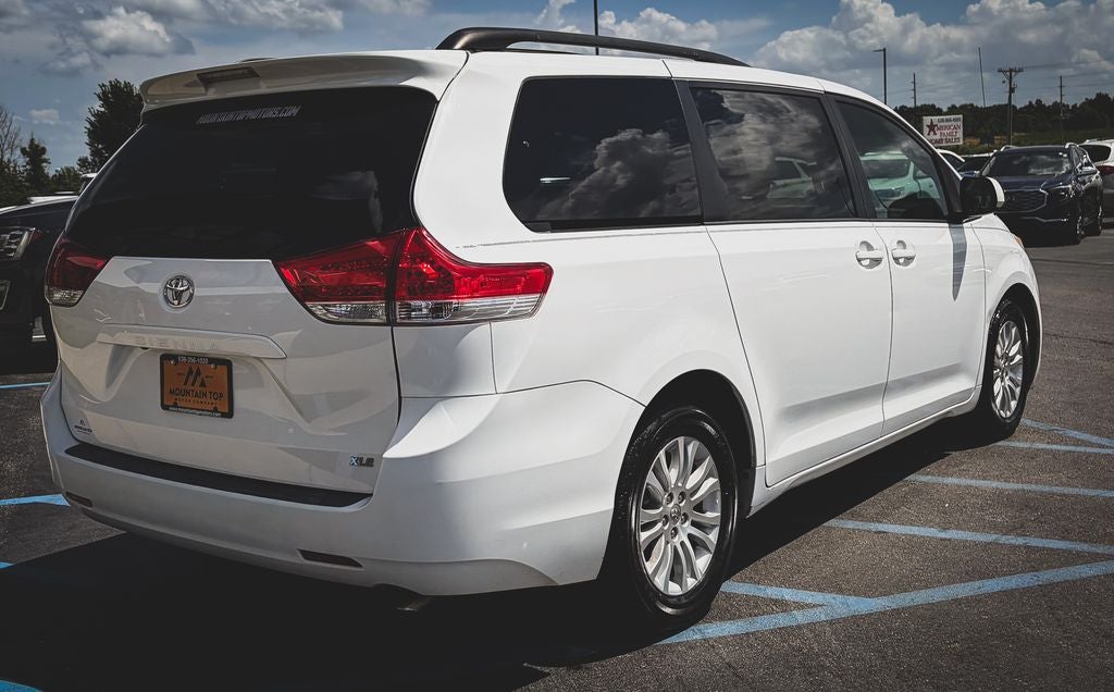2013 Toyota Sienna XLE 8 Passenger