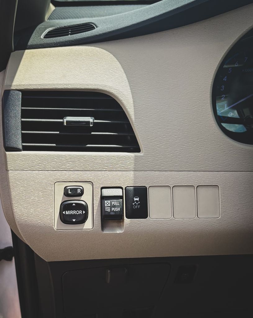 2013 Toyota Sienna XLE 8 Passenger