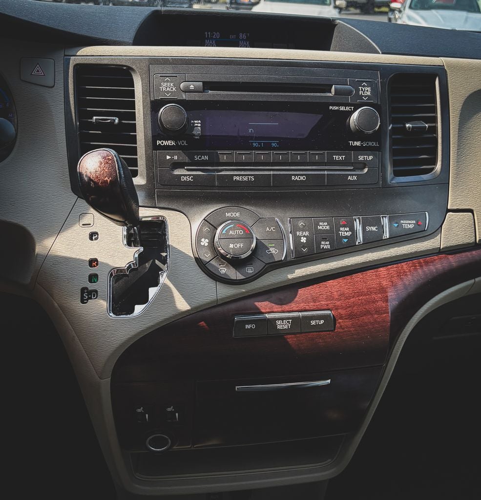 2014 Toyota Sienna XLE 8 Passenger