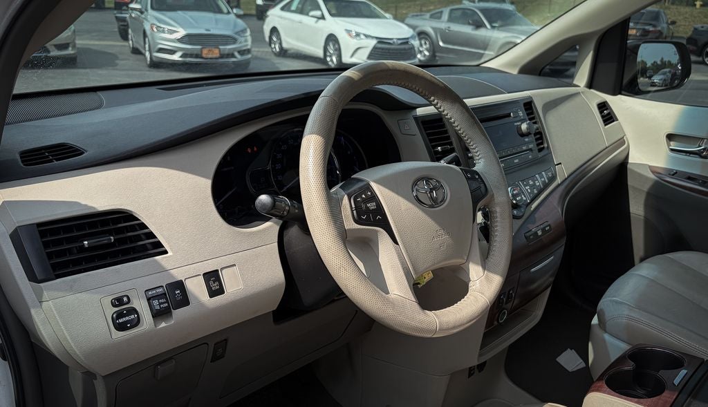 2014 Toyota Sienna XLE 8 Passenger