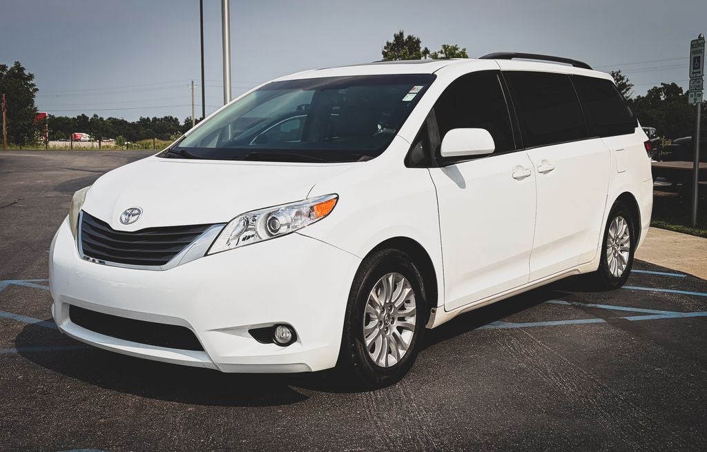 2014 Toyota Sienna XLE 8 Passenger