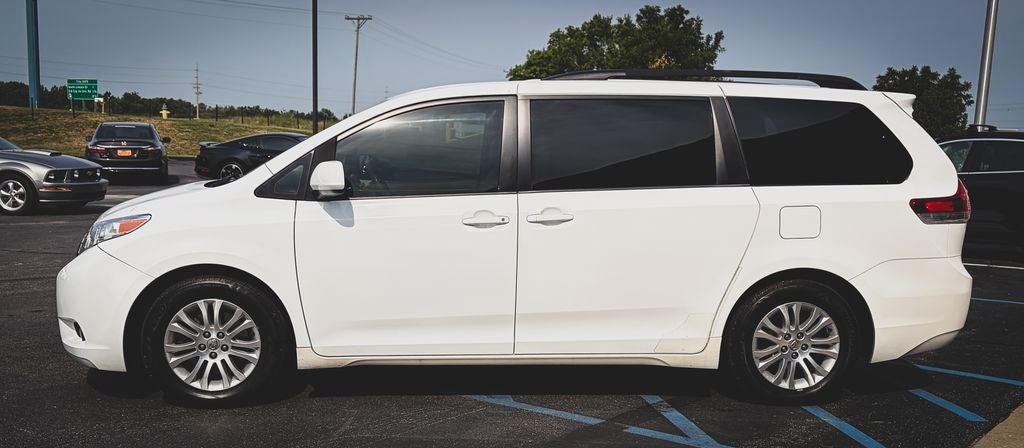2014 Toyota Sienna XLE 8 Passenger
