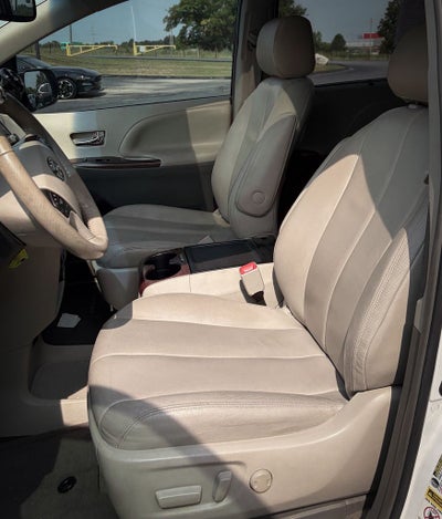 2014 Toyota Sienna XLE 8 Passenger