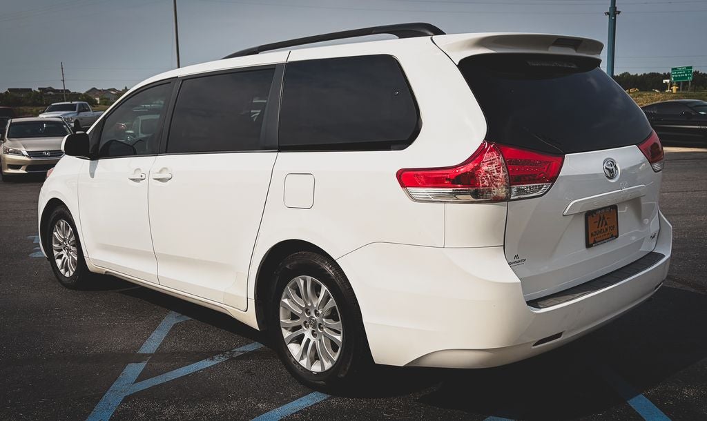 2014 Toyota Sienna XLE 8 Passenger