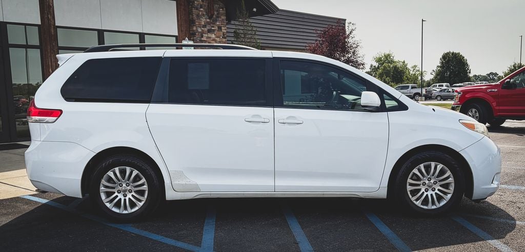 2014 Toyota Sienna XLE 8 Passenger