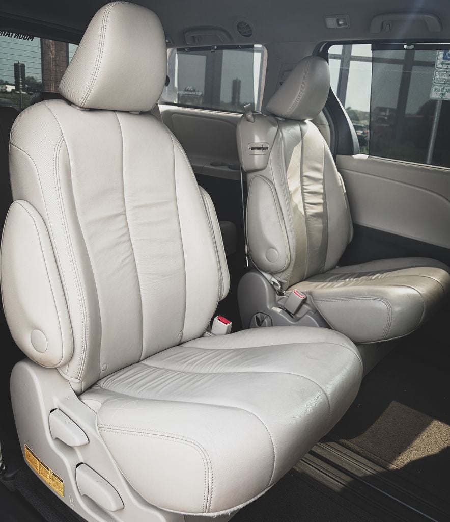 2014 Toyota Sienna XLE 8 Passenger
