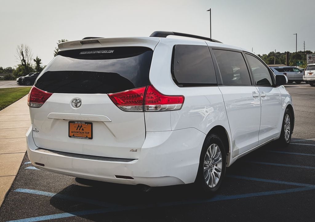 2014 Toyota Sienna XLE 8 Passenger