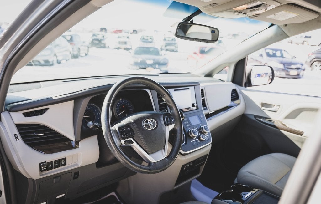 2017 Toyota Sienna XLE Premium 8 Passenger