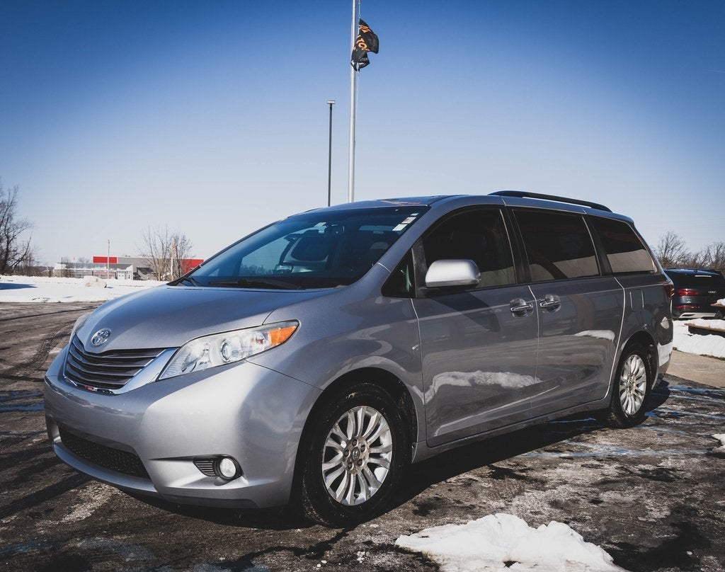 2017 Toyota Sienna XLE Premium 8 Passenger