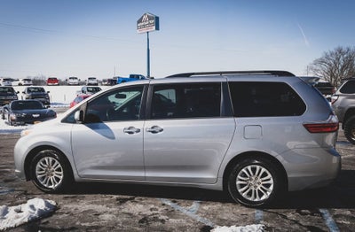 2017 Toyota Sienna XLE Premium 8 Passenger