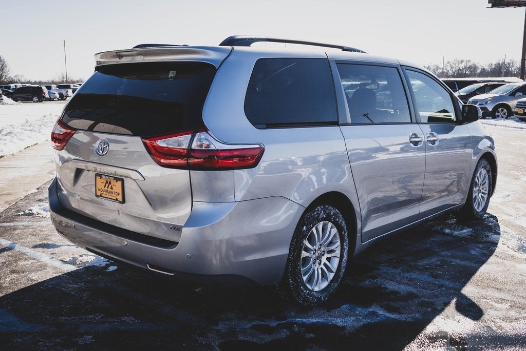 2017 Toyota Sienna XLE Premium 8 Passenger