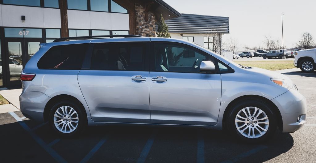 2017 Toyota Sienna XLE Premium 8 Passenger
